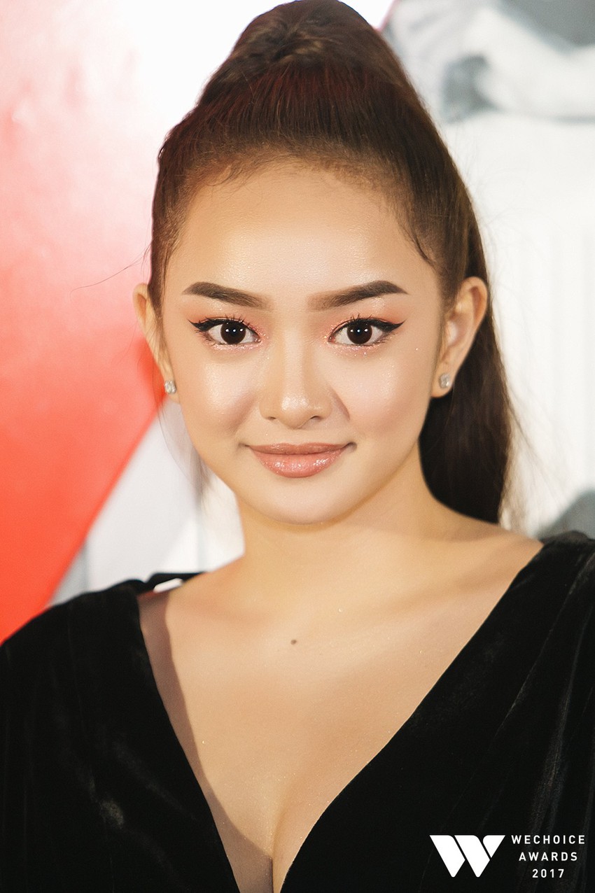 Makeup với gam nude l&ecirc;n ng&ocirc;i tại Gala WeChoice Awards 2017, Kỳ Duy&ecirc;n v&agrave; Ch&acirc;u B&ugrave;i lọt top những ng&ocirc;i sao họa mặt xuất sắc nhất - Ảnh 4.