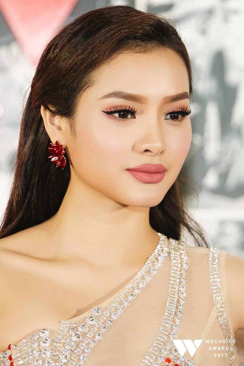 Makeup với gam nude l&ecirc;n ng&ocirc;i tại Gala WeChoice Awards 2017, Kỳ Duy&ecirc;n v&agrave; Ch&acirc;u B&ugrave;i lọt top những ng&ocirc;i sao họa mặt xuất sắc nhất - Ảnh 15.