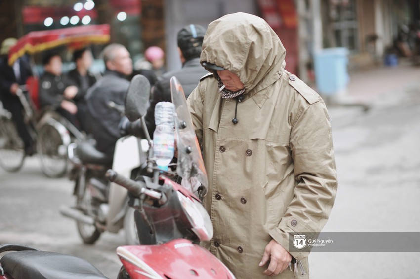 Chùm ảnh: Hà Nội giá rét 10 độ, một chiếc thùng carton hay manh áo mưa cũng khiến người lao động nghèo ấm hơn - Ảnh 5.