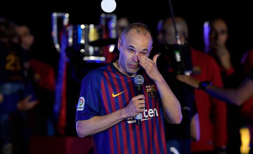 Khoảnh khắc Iniesta ngồi một mình ở Nou Camp lúc 1h sáng gây xúc động - Ảnh 6.