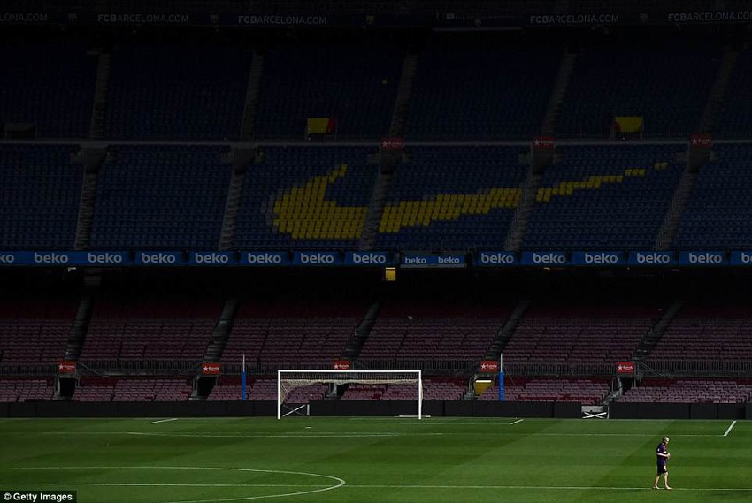 Khoảnh khắc Iniesta ngồi một mình ở Nou Camp lúc 1h sáng gây xúc động - Ảnh 5.