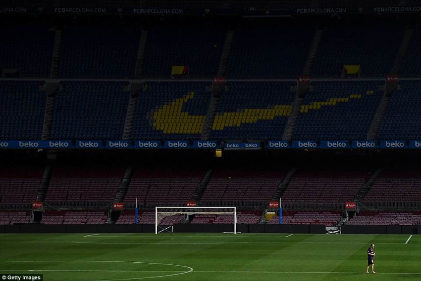 Khoảnh khắc Iniesta ngồi một m&igrave;nh ở Nou Camp l&uacute;c 1h s&aacute;ng g&acirc;y x&uacute;c động - Ảnh 5.