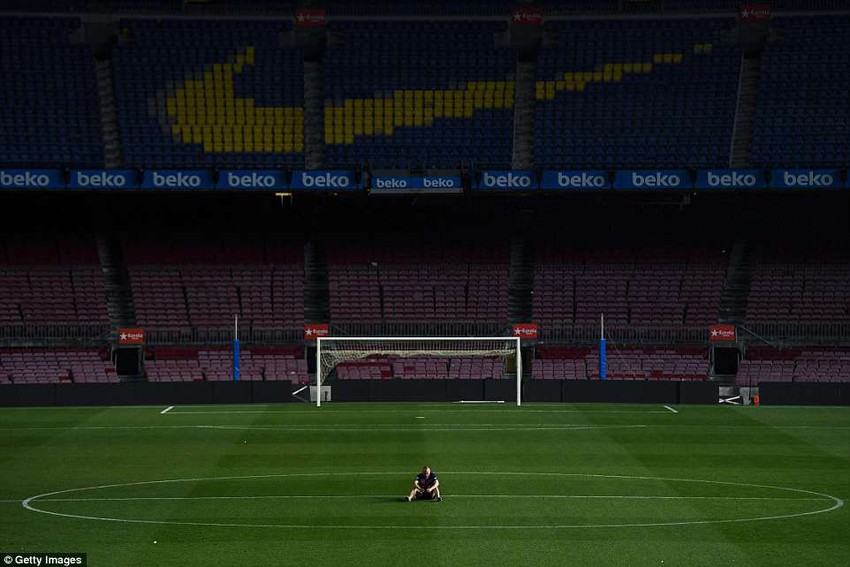 Khoảnh khắc Iniesta ngồi một m&igrave;nh ở Nou Camp l&uacute;c 1h s&aacute;ng g&acirc;y x&uacute;c động - Ảnh 1.