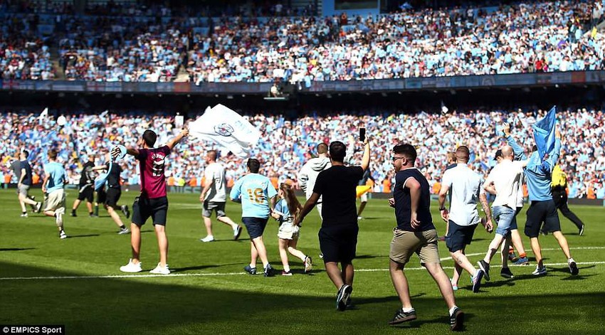 Hài hước cảnh cầu thủ Man City làm rơi Cúp vô địch Premier League - Ảnh 9.