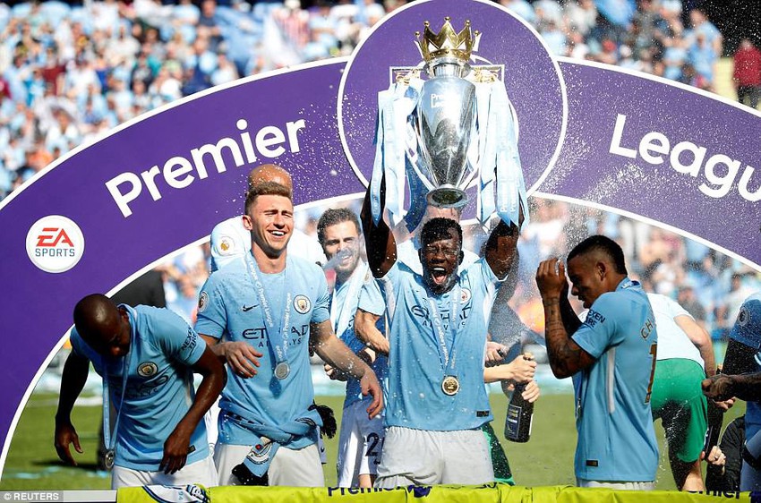 Hài hước cảnh cầu thủ Man City làm rơi Cúp vô địch Premier League - Ảnh 4.
