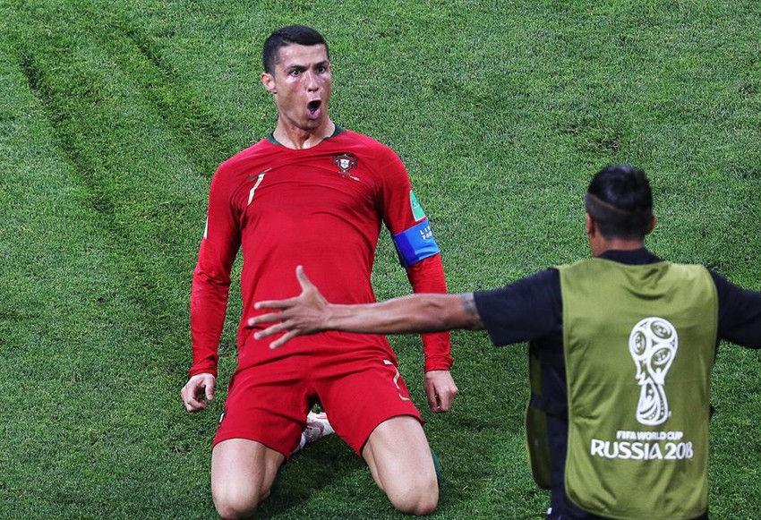 Ronaldo một mình chấp tất, hóa Thanos búng tay tiêu tan hàng phòng ngự Tây Ban Nha - Ảnh 9.