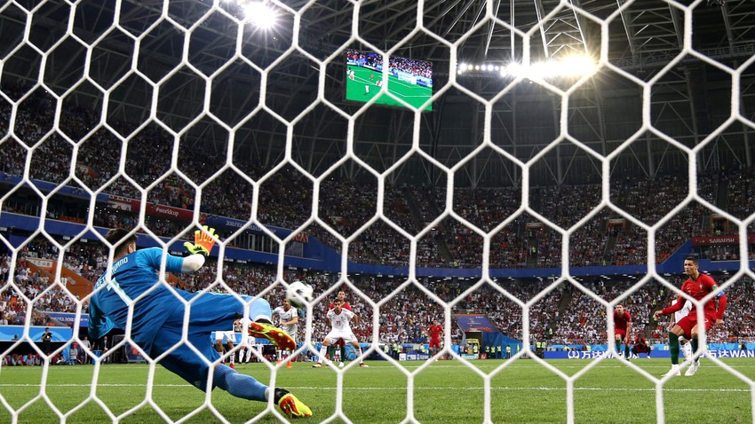 Ngày tồi tệ của Ronaldo: Hỏng penalty, đánh nguội đến suýt nhận thẻ đỏ - Ảnh 5.