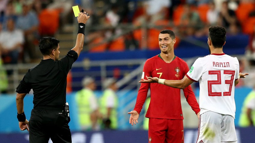 Ng&agrave;y tồi tệ của Ronaldo: Hỏng penalty, đ&aacute;nh nguội đến su&yacute;t nhận thẻ đỏ - Ảnh 9.