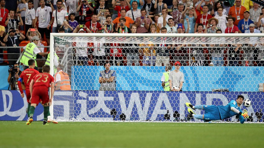 Ng&agrave;y tồi tệ của Ronaldo: Hỏng penalty, đ&aacute;nh nguội đến su&yacute;t nhận thẻ đỏ - Ảnh 4.