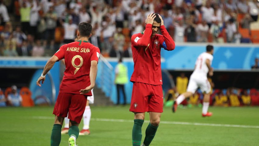 Ng&agrave;y tồi tệ của Ronaldo: Hỏng penalty, đ&aacute;nh nguội đến su&yacute;t nhận thẻ đỏ - Ảnh 1.