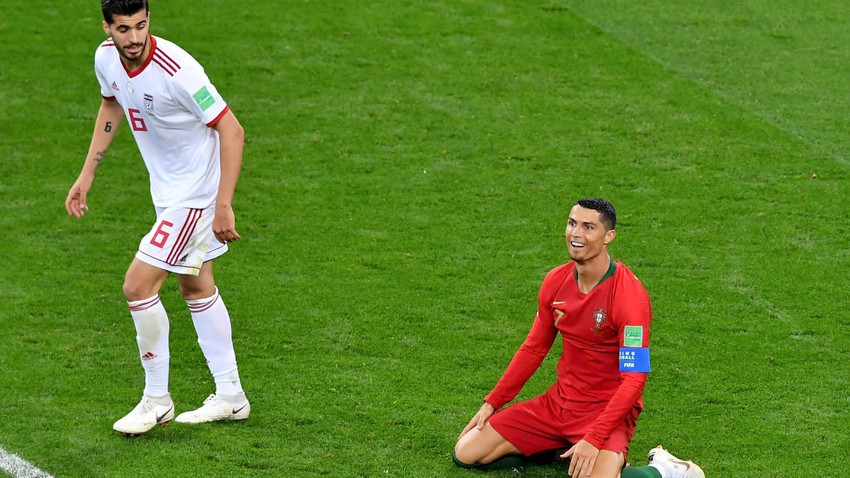 Ng&agrave;y tồi tệ của Ronaldo: Hỏng penalty, đ&aacute;nh nguội đến su&yacute;t nhận thẻ đỏ - Ảnh 2.