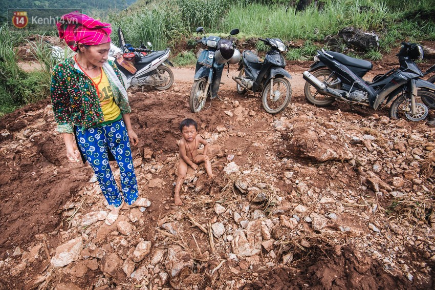 Ánh mắt kiên cường và nụ cười hồn nhiên của trẻ em Hà Giang sau trận lũ đau thương khiến 5 người chết, hàng trăm ngôi nhà đổ nát - Ảnh 13.