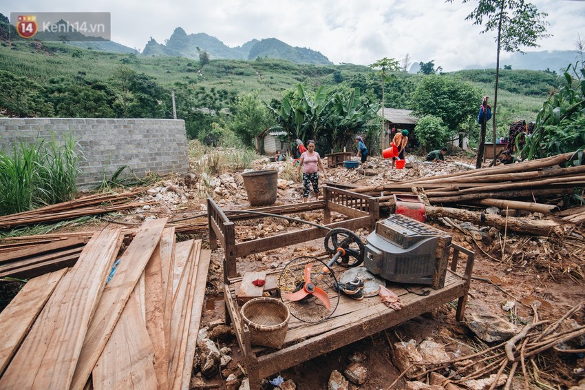 Ánh mắt kiên cường và nụ cười hồn nhiên của trẻ em Hà Giang sau trận lũ đau thương khiến 5 người chết, hàng trăm ngôi nhà đổ nát - Ảnh 2.