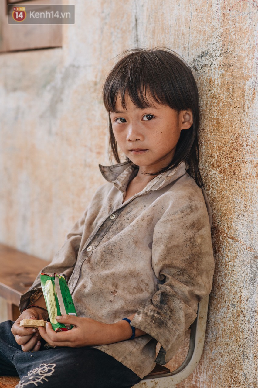 Ánh mắt kiên cường và nụ cười hồn nhiên của trẻ em Hà Giang sau trận lũ đau thương khiến 5 người chết, hàng trăm ngôi nhà đổ nát - Ảnh 10.