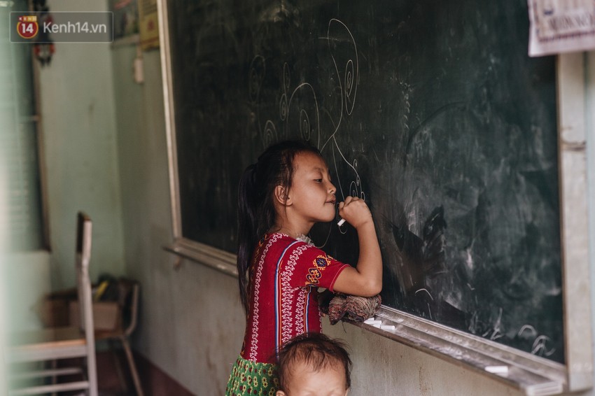 Ánh mắt kiên cường và nụ cười hồn nhiên của trẻ em Hà Giang sau trận lũ đau thương khiến 5 người chết, hàng trăm ngôi nhà đổ nát - Ảnh 7.