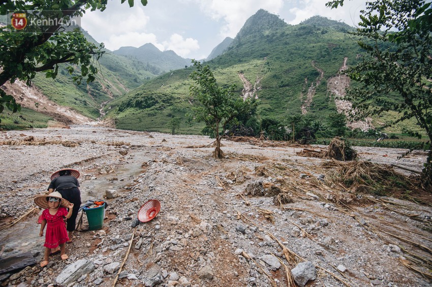 Trận lũ đau thương ở Hà Giang trong vòng 10 năm qua: Giờ đâu còn nhà nữa, mất hết, lũ cuốn trôi hết rồi... - Ảnh 7.