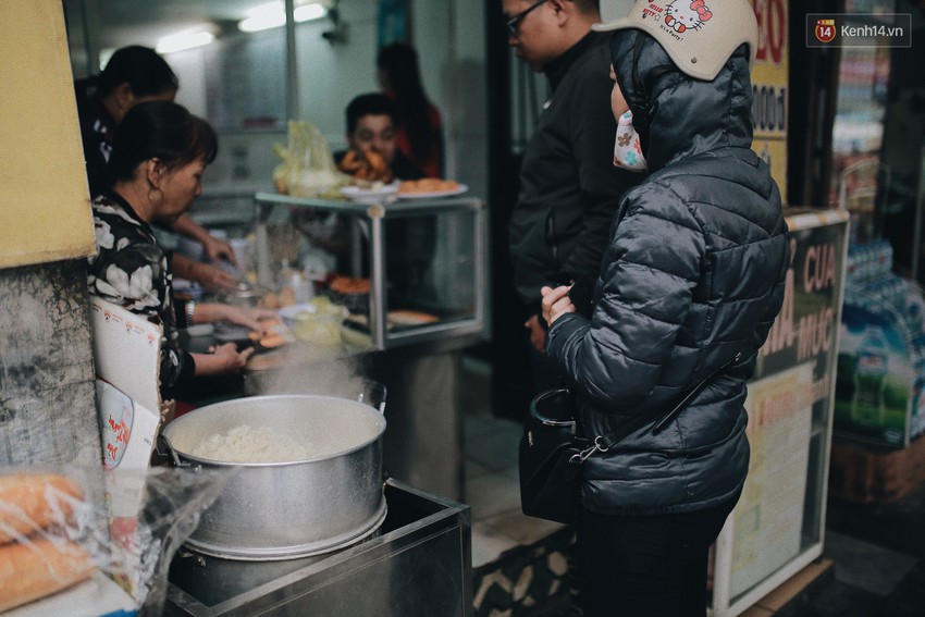 Sáng Hà Nội ăn được gói xôi nghi ngút khói, thấy rét mướt thế này cũng đáng thôi! - Ảnh 11.