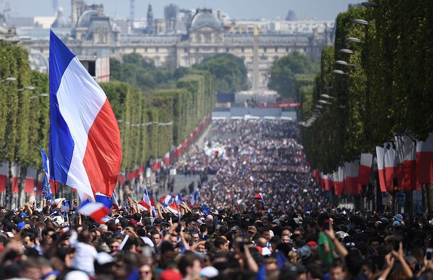 Tuyển Pháp mang cúp vàng trở về, 500.000 fan xuống đường chào đón như ngày hội - Ảnh 5.