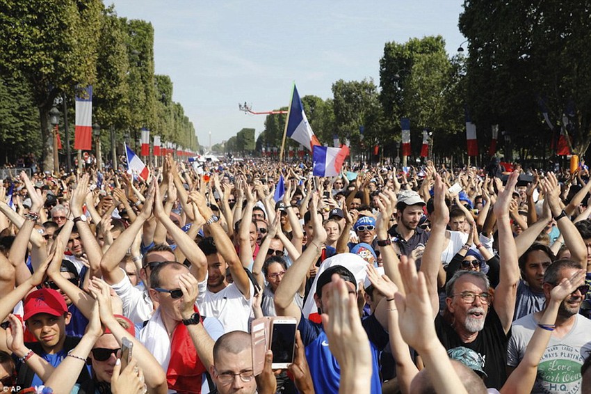 Tuyển Pháp mang cúp vàng trở về, 500.000 fan xuống đường chào đón như ngày hội - Ảnh 12.