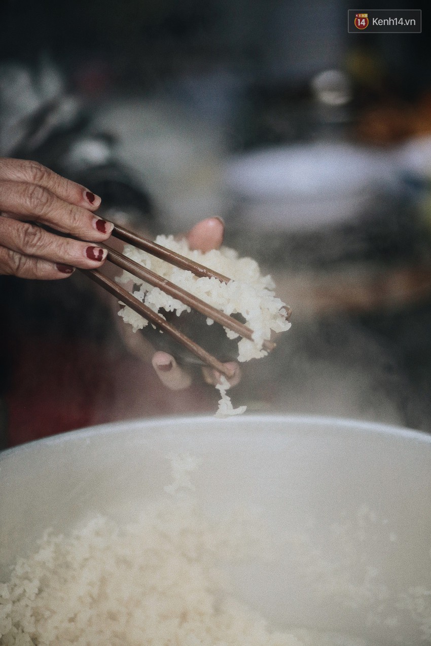 Sáng Hà Nội ăn được gói xôi nghi ngút khói, thấy rét mướt thế này cũng đáng thôi! - Ảnh 2.