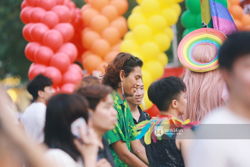 Ngày hội tự hào LGBTI+ Sài Gòn: Những khoảnh khắc đáng nhớ khi phố đi bộ Nguyễn Huệ rợp cờ cầu vồng - Ảnh 14.