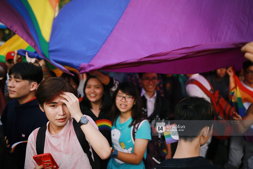 Ngày hội tự hào LGBTI+ Sài Gòn: Những khoảnh khắc đáng nhớ khi phố đi bộ Nguyễn Huệ rợp cờ cầu vồng - Ảnh 7.