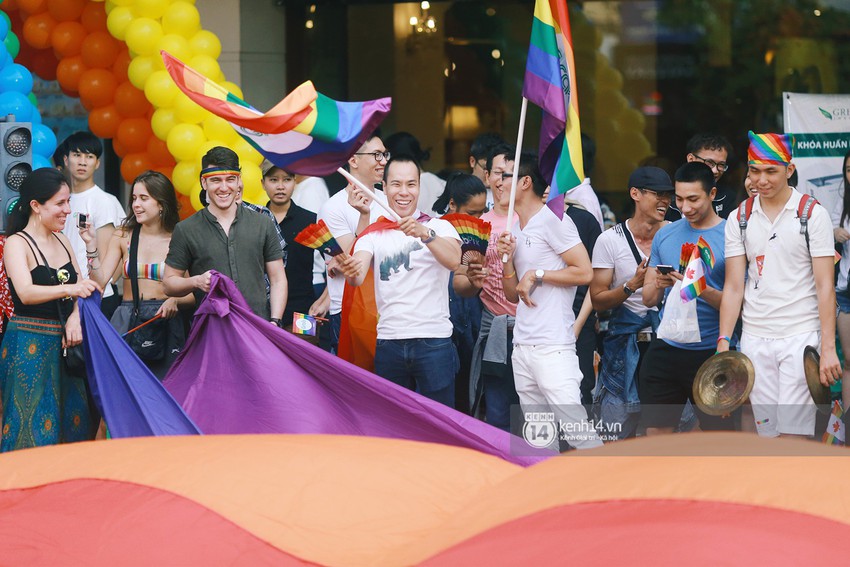 Ngày hội tự hào LGBTI+ Sài Gòn: Những khoảnh khắc đáng nhớ khi phố đi bộ Nguyễn Huệ rợp cờ cầu vồng - Ảnh 3.