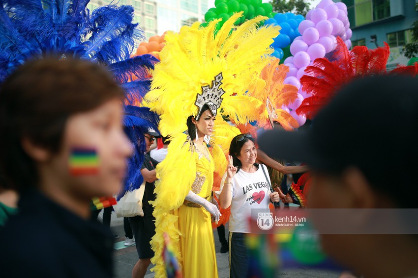 Ngày hội tự hào LGBTI+ Sài Gòn: Những khoảnh khắc đáng nhớ khi phố đi bộ Nguyễn Huệ rợp cờ cầu vồng - Ảnh 12.