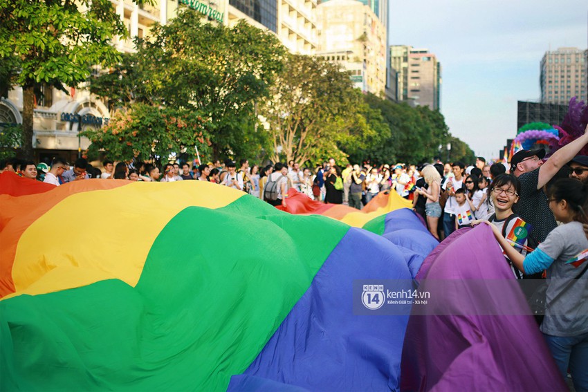 Ngày hội tự hào LGBTI+ Sài Gòn: Những khoảnh khắc đáng nhớ khi phố đi bộ Nguyễn Huệ rợp cờ cầu vồng - Ảnh 8.