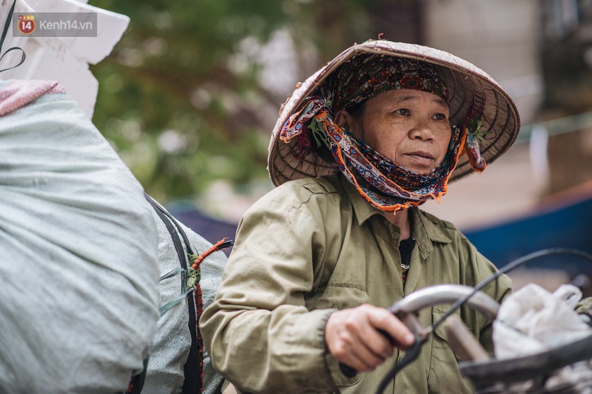 Một ngày đạp xe nhặt rác của người mẹ nghèo nuôi 3 cô con gái đỗ Đại học - Ảnh 11.