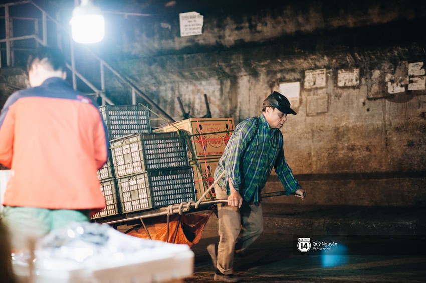 Chùm ảnh: Hà Nội giá rét 10 độ, một chiếc thùng carton hay manh áo mưa cũng khiến người lao động nghèo ấm hơn - Ảnh 31.