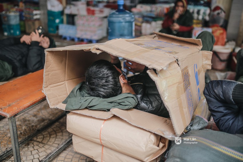 Chùm ảnh: Hà Nội giá rét 10 độ, một chiếc thùng carton hay manh áo mưa cũng khiến người lao động nghèo ấm hơn - Ảnh 14.