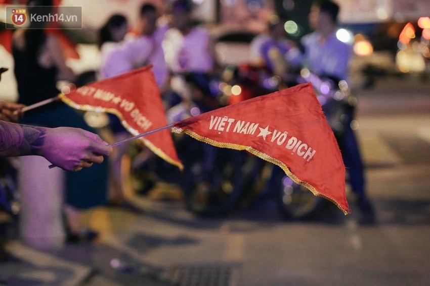 Nhìn lại những khoảnh khắc hạnh phúc không thể quên của người hâm mộ trong đêm U23 Việt Nam tạo địa chấn - Ảnh 2.