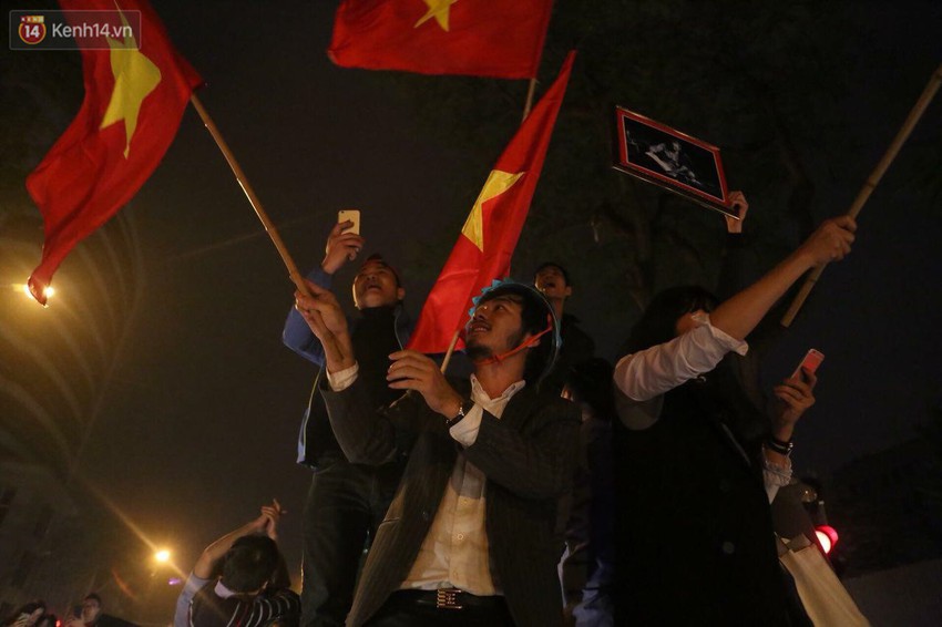 Nhìn lại những khoảnh khắc hạnh phúc không thể quên của người hâm mộ trong đêm U23 Việt Nam tạo địa chấn - Ảnh 14.