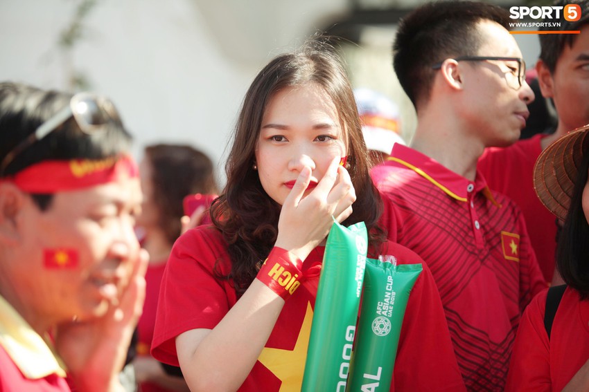 Fan Việt Nam khoe sắc đỏ trước trận gặp Iran  - Ảnh 3.