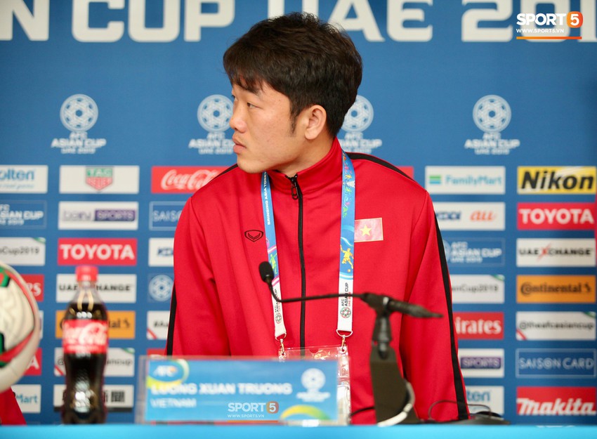 50 sắc th&aacute;i của đội ph&oacute; Xu&acirc;n Trường ở lần đầu ti&ecirc;n dự họp b&aacute;o Asian Cup 2019 - Ảnh 2.