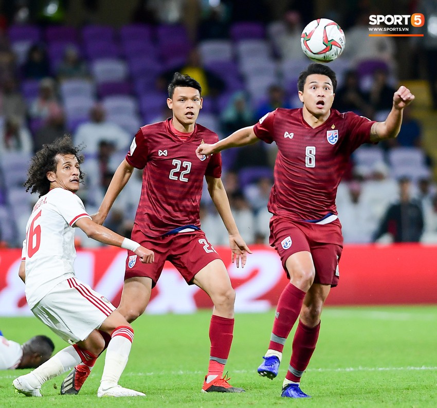 Tuyển thủ Thái Lan đổ máu, chấp nhận chơi bẩn đưa đội nhà vượt qua vòng bảng Asian Cup sau 47 năm - Ảnh 9.