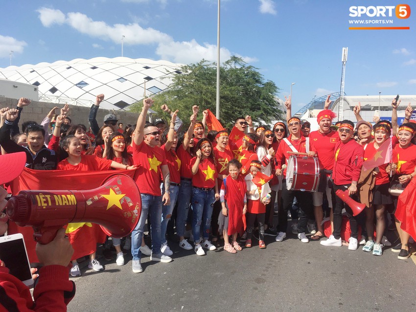 Si&ecirc;u xe, fan girl n&oacute;ng bỏng thắp lửa đại chiến Việt Nam vs Jordan - Ảnh 13.