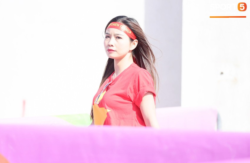 Si&ecirc;u xe, fan girl n&oacute;ng bỏng thắp lửa đại chiến Việt Nam vs Jordan - Ảnh 6.
