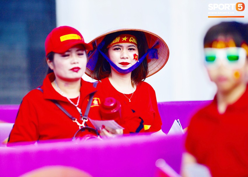 Si&ecirc;u xe, fan girl n&oacute;ng bỏng thắp lửa đại chiến Việt Nam vs Jordan - Ảnh 7.