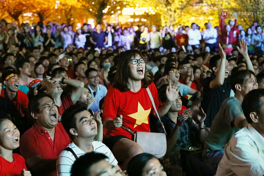 120 phút khó quên: Những cảm xúc từ hụt hẫng, thót tim đến vỡ òa hạnh phúc của người hâm mộ trong trận thắng lịch sử của ĐT Việt Nam - Ảnh 2.