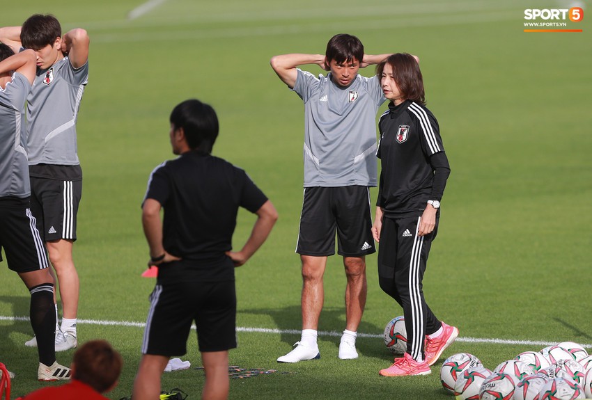 Nữ trợ lý đặc biệt trên sân tập của tuyển Nhật Bản - Ảnh 5.