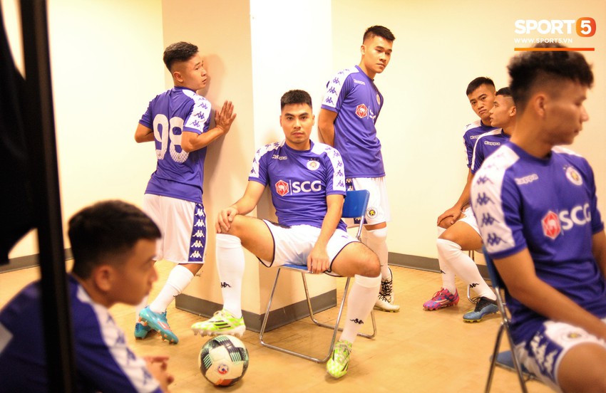 Quang Hải lịch l&atilde;m như qu&yacute; &ocirc;ng, Tiến Dũng đầy niềm vui trong ng&agrave;y thử đồ của CLB mới - Ảnh 3.