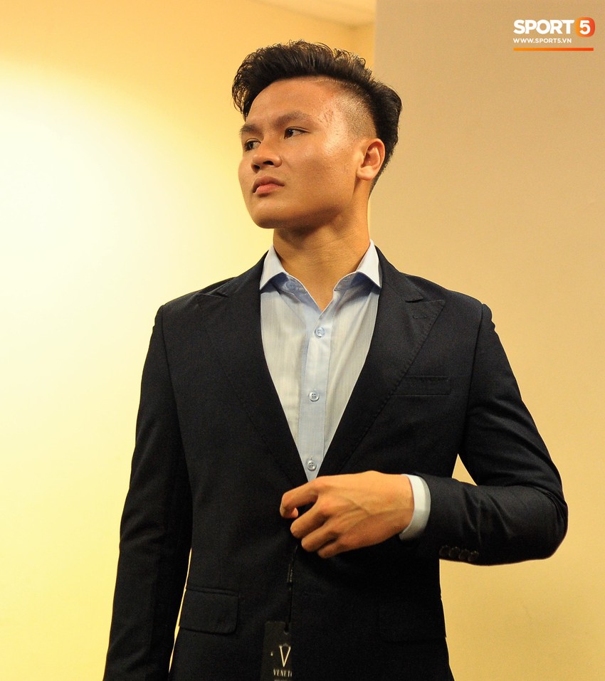 Quang Hải lịch l&atilde;m như qu&yacute; &ocirc;ng, Tiến Dũng đầy niềm vui trong ng&agrave;y thử đồ của CLB mới - Ảnh 1.
