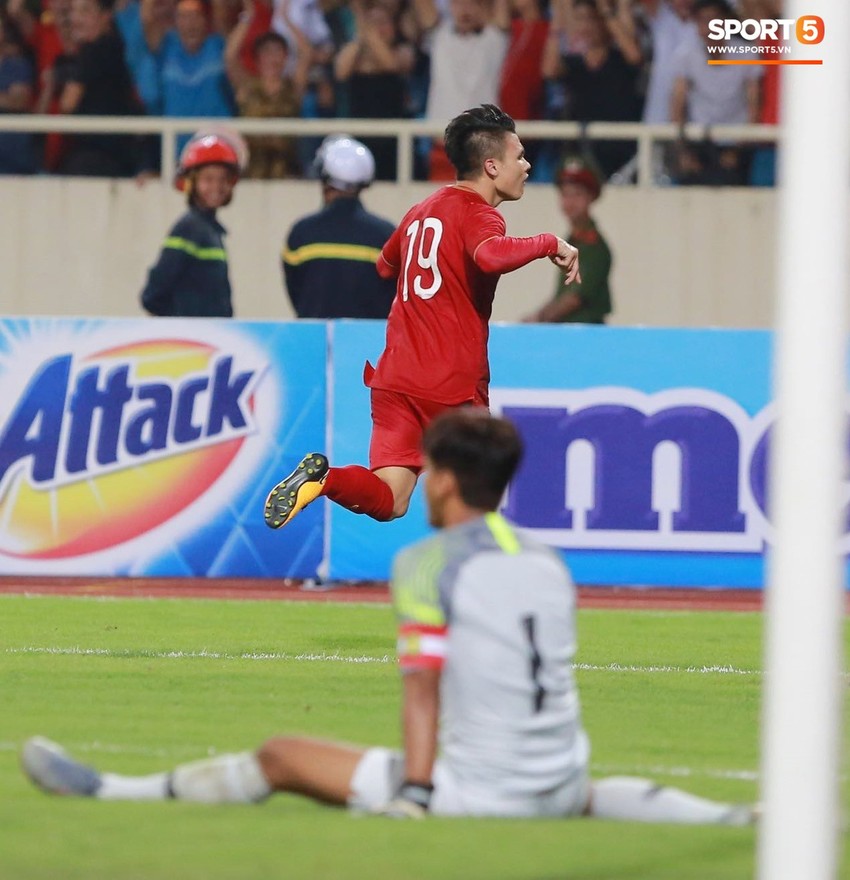 Chiêm ngưỡng siêu phẩm ngả bàn đèn khó tin của Quang Hải trong trận đấu Việt Nam vs Malaysia - Ảnh 6.