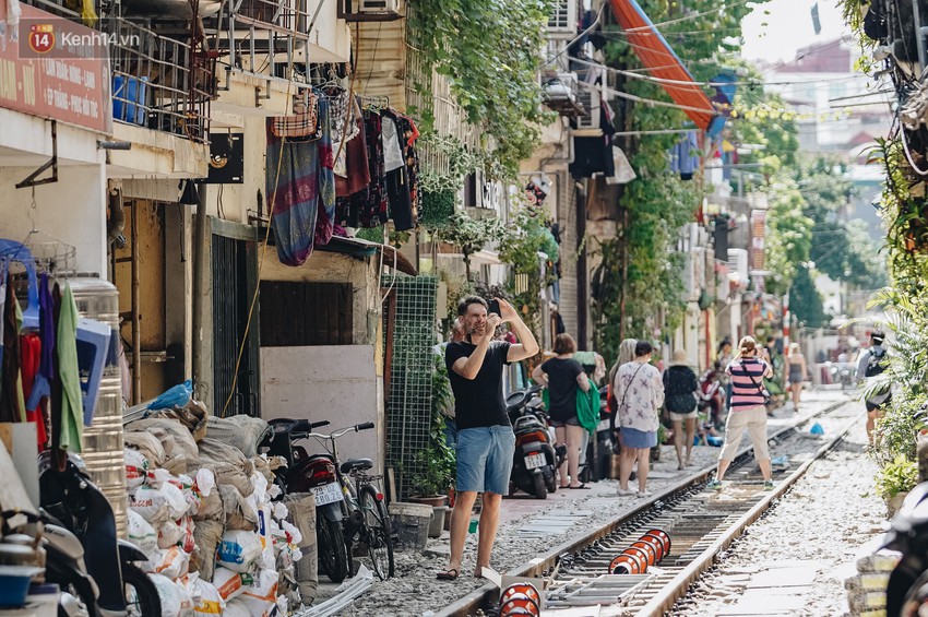 Ảnh: Du khách nước ngoài vẫn tìm đến check-in dù phố cà phê đường tàu đã chính thức bị xóa sổ - Ảnh 7.