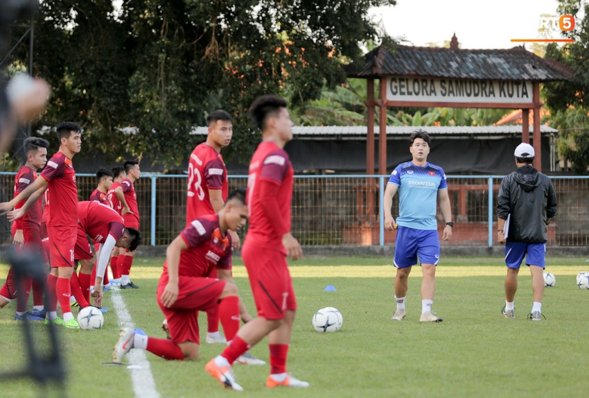 Tuyển Việt Nam gặp sự cố hy hữu: Cầu thủ phải xuống xe giữa đường, cuốc bộ vào sân ở buổi tập đầu tiên tại đảo Bali - Ảnh 1.