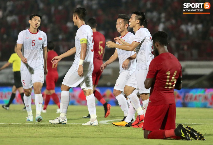 Sút trượt penalty, tiền vệ tuyển Việt Nam vẫn tươi cười ăn mừng cùng đồng đội - Ảnh 6.