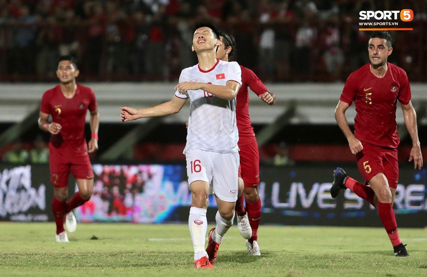 Sút trượt penalty, tiền vệ tuyển Việt Nam vẫn tươi cười ăn mừng cùng đồng đội - Ảnh 3.