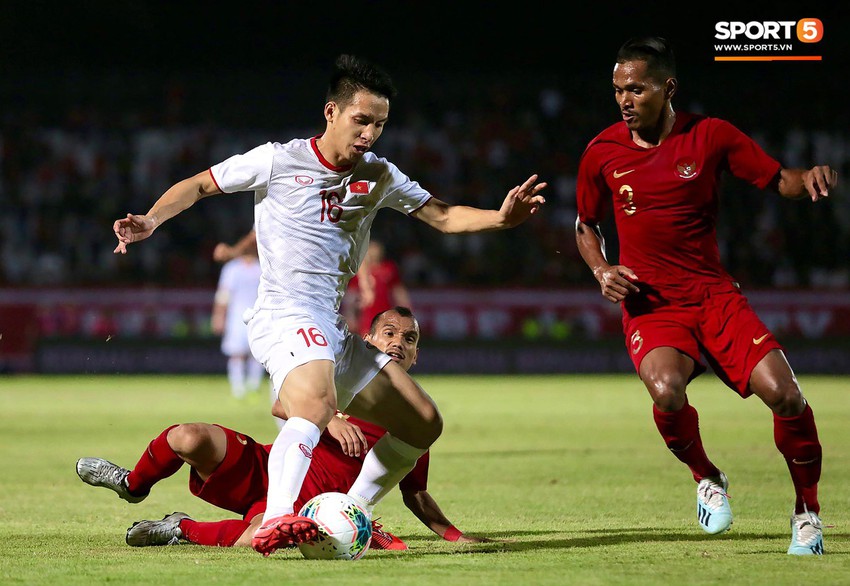 Sút trượt penalty, tiền vệ tuyển Việt Nam vẫn tươi cười ăn mừng cùng đồng đội - Ảnh 2.